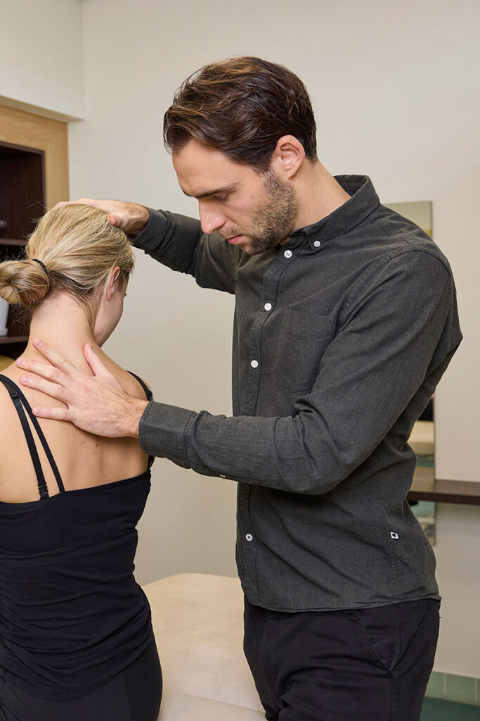Osteopathie is een manuele geneeswijze, die zich richt op het vinden en behandelen van functiestoornissen van niet alleen gewrichten, maar in feite van alle weefsels in het lichaam.